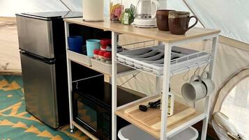 咖啡機/沖茶器、雪櫃、微波爐、廚房用具/餐具/器皿