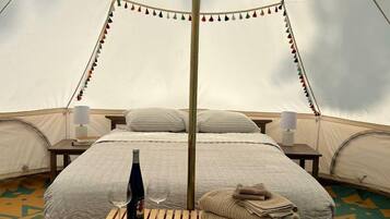 1 bedroom, bed sheets