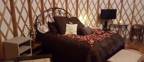Una habitación acogedora con cama, una mesita, una silla y un televisor.