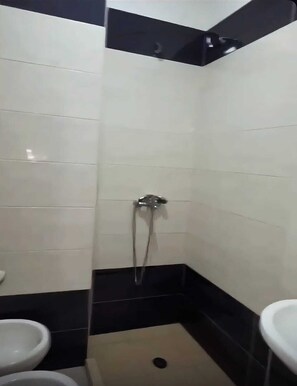 Dusche, Haartrockner, Bidet, Handtücher