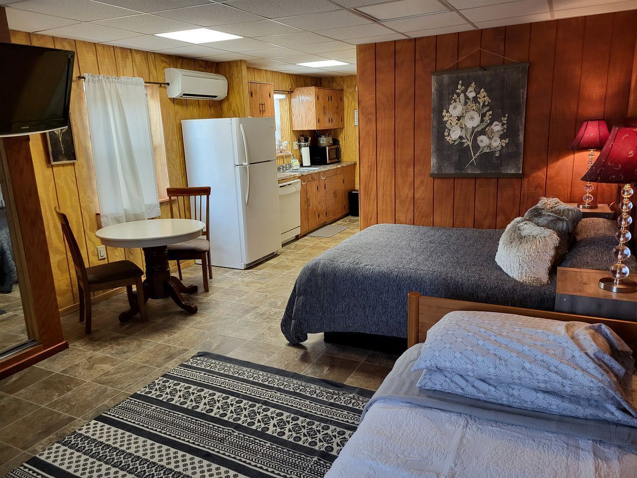 1 chambre, coffre-fort, fer et planche à repasser, literie fournie