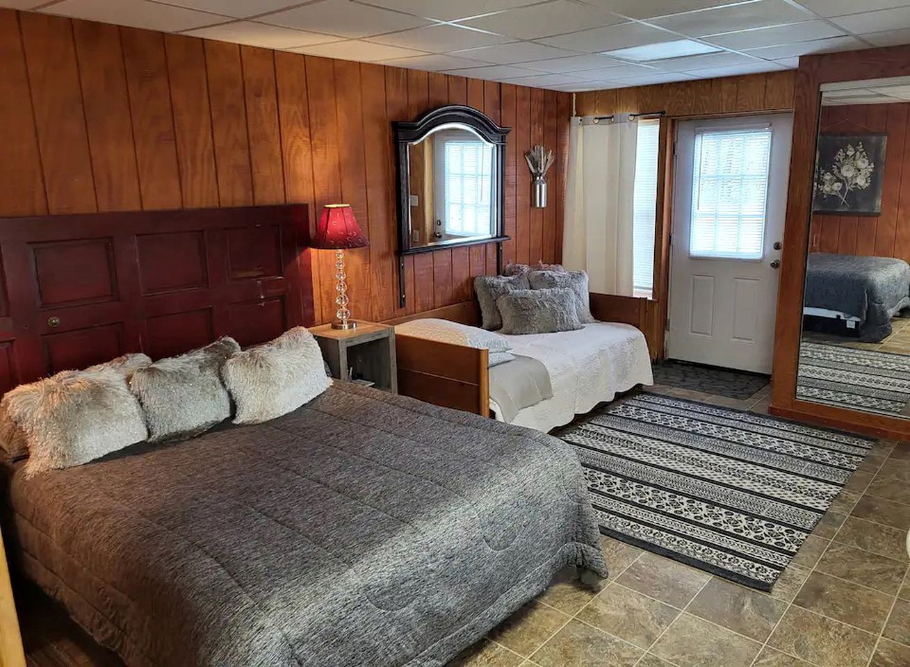 1 chambre, coffre-fort, fer et planche à repasser, literie fournie