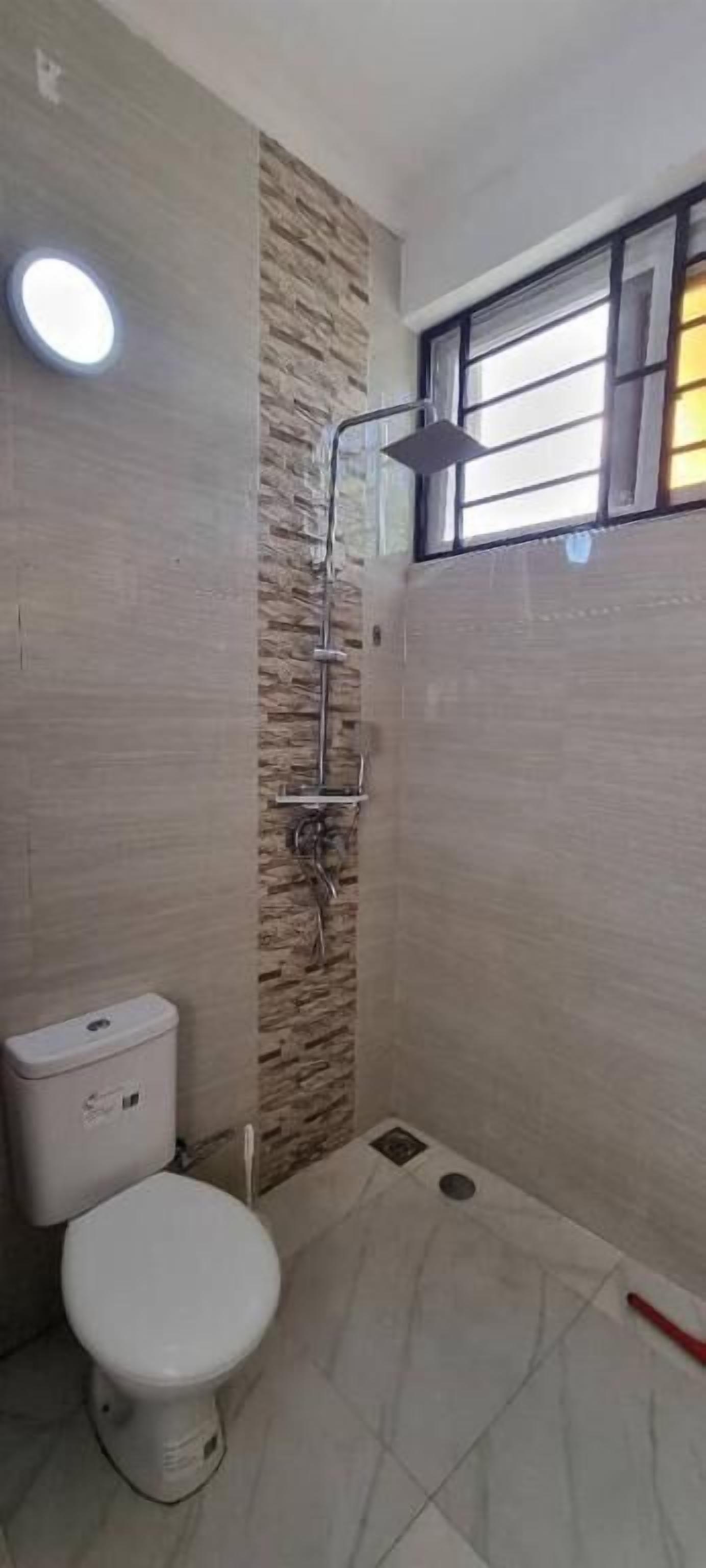 Chuveiro, toalhas de banho