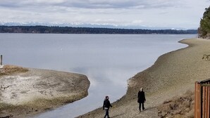 Une plage avec vue sur des montagnes au loin.