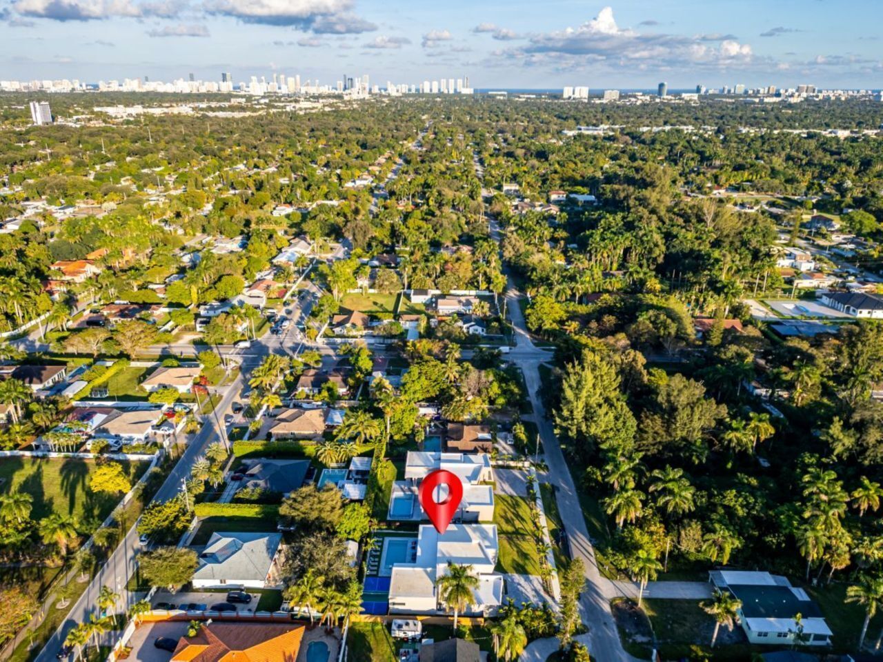 Vue aérienne d’un quartier résidentiel, avec un marqueur rouge indiquant l’emplacement d’un immeuble en particulier.
