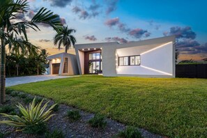 Exterior - Miami Ultra Villa w Pool by Glam Homes (North Miami Beach)