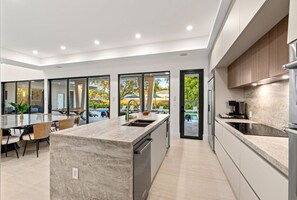 Private kitchen - Miami Ultra Villa w Pool by Glam Homes (North Miami Beach)