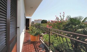 Property grounds - 2-bedroom apartment in beautiful Šibenik with AC and charm (Šibenik)