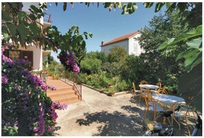 Outdoor dining - 2-bedroom apartment in beautiful Šibenik with AC and charm (Šibenik)