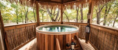 Outdoor spa tub