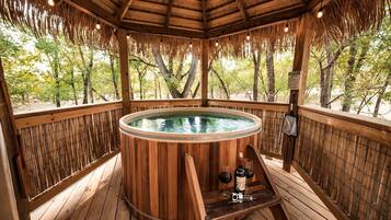 Outdoor spa tub