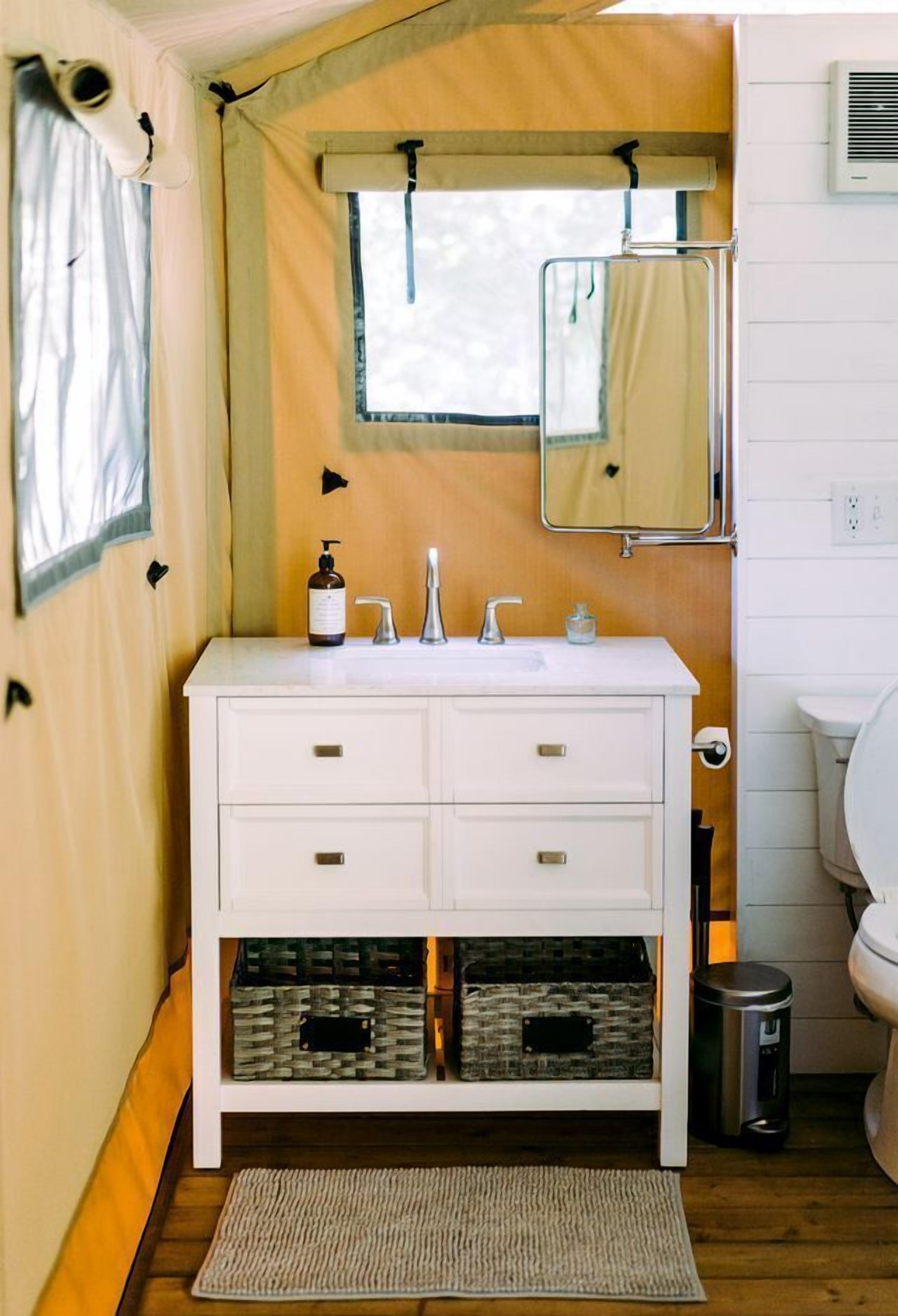 Une petite salle de bain avec un meuble-lavabo blanc, un miroir et des toilettes.