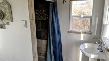 Secadora de cabello y papel de baño