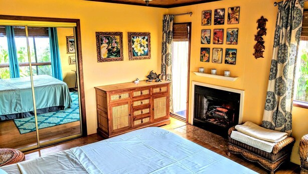1 bedroom, desk, WiFi, bed sheets - Ocean View King Rental near Akaka Falls, Hawaii (Pepeekeo)