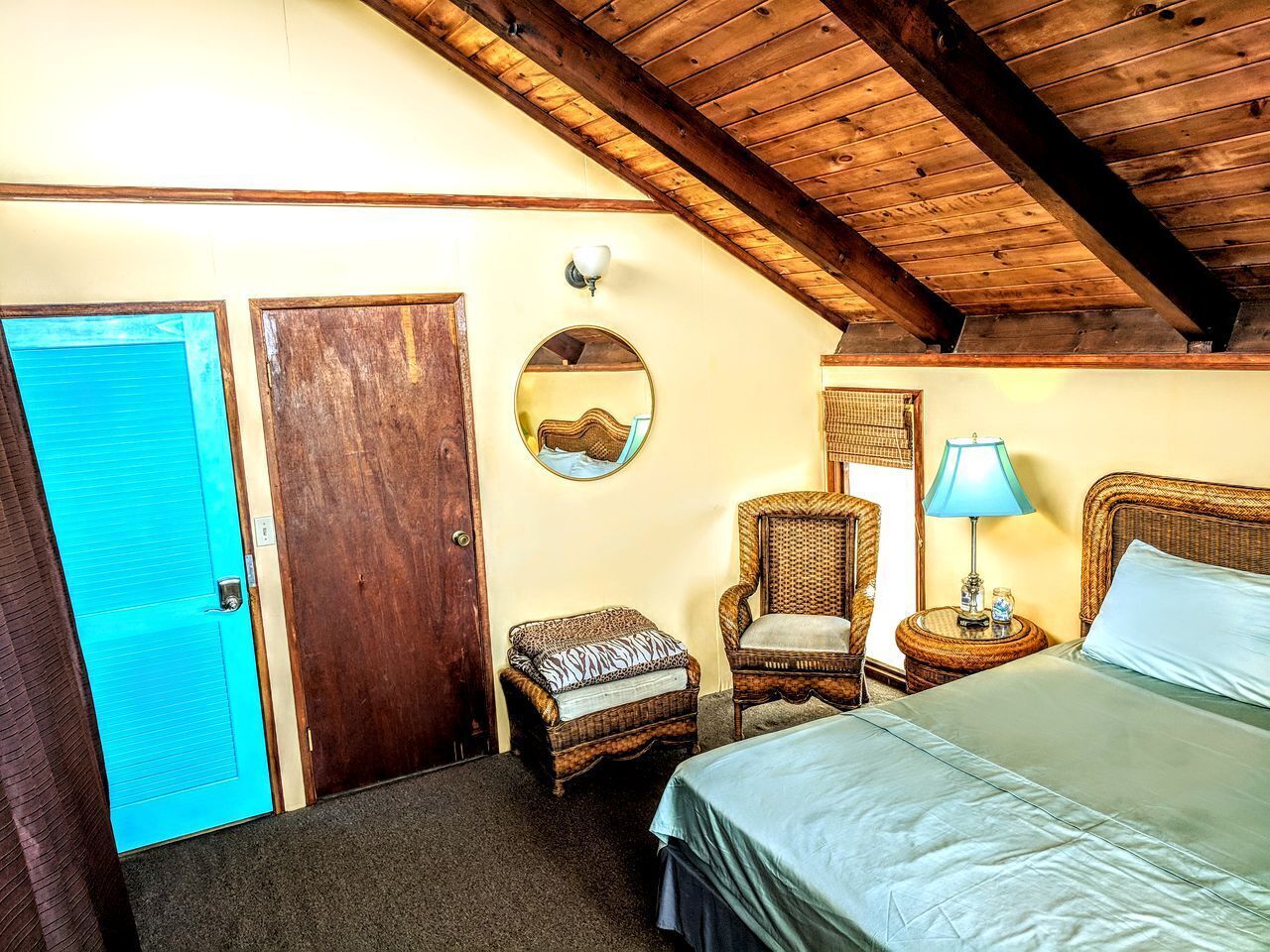 1 bedroom, desk, WiFi, bed sheets