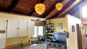 Coffee/tea maker, fridge, oven, stovetop - Ocean View King Rental near Akaka Falls, Hawaii (Pepeekeo)