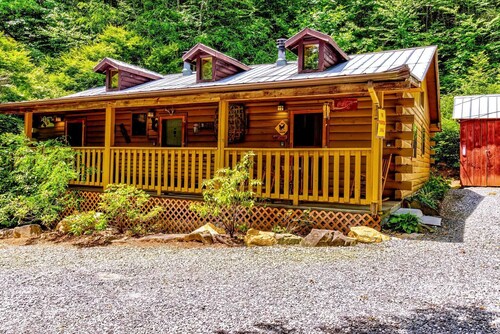 Cozy Creekside Cabin Rental near Cherokee, North Carolina