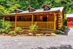 Exterior - Cozy Creekside Cabin Rental near Cherokee, North Carolina (Cherokee)