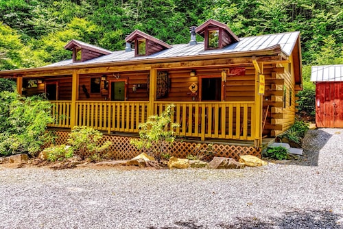 Cozy Creekside Cabin Rental near Cherokee, North Carolina