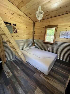 Room - Cozy Tiny Cabin by the Creek for a Unique Pet-Friendly Getaway in Hillsville, Virginia (Hillsville)