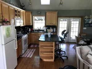 Geladeira, micro-ondas, fogão, cooktop