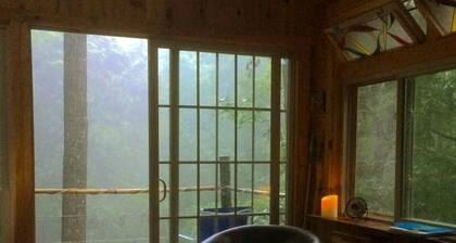 Rustic Off-Grid Cabin Getaway near Wayne National Forest, Ohio