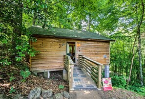 A wooden cabin with a porch, a staircase, and a welcome sign. - Mountain Tree Getaway on the Nantahala River in Bryson City, North Carolina (Bryson City)
