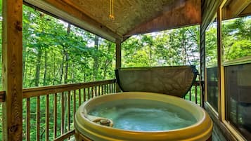 Outdoor spa tub