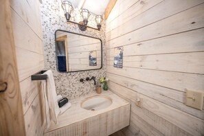 Hair dryer, towels, soap, shampoo - Blue Jay Yurt (Bandera)