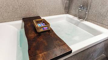 Royal Family -VIP | Salle de bain | Séchoir à cheveux, bidet, serviettes fournies, shampooing