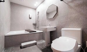 Semi-Special Room(Sauna) | Bathroom | Hair dryer, bidet, towels, shampoo - Yuseong Manwol Hotel (Hanok) (Daejeon)