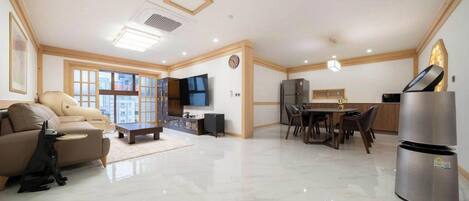 Royal Family -VIP | Desk, laptop workspace, free WiFi, bed sheets