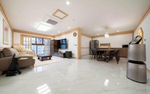 Royal Family -VIP - Yuseong Manwol Hotel (Hanok) (Daejeon)