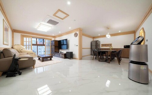 Yuseong Manwol Hotel (Hanok)