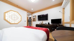 Korean-Style Room | Meja kerja, ruang kerja ramah laptop, Wi-Fi gratis, dan seprai linen