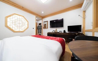 Korean-Style Room | 办公桌、笔记本电脑工作区、免费 WiFi、床单