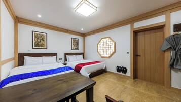 Semi-Special Room(Twin Bed) | Bureau, espace de travail pour ordinateurs portables