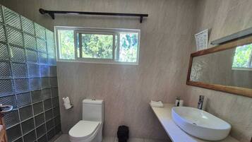Apartment | Bathroom | Towels, toilet paper
