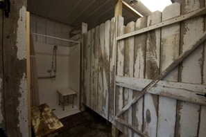 Serviettes fournies, savon, shampoing, papier toilette
