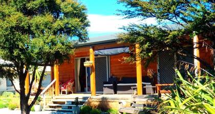 Waterfront Cottage with Kayaks near Lake Hawea, South Island