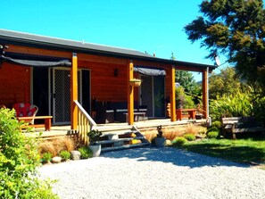 Terrace/patio - Waterfront Cottage with Kayaks near Lake Hawea, South Island (Lake Hawea)