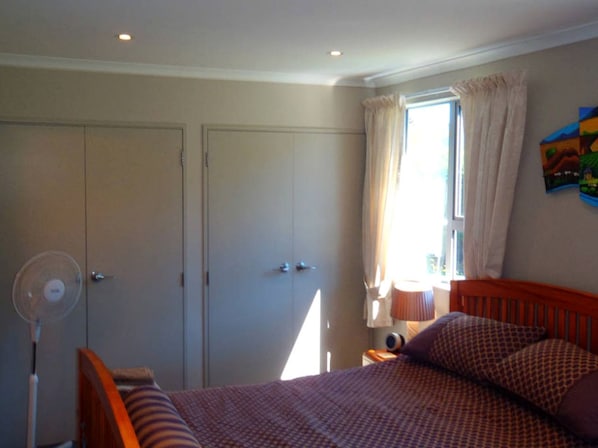 Room - Waterfront Cottage with Kayaks near Lake Hawea, South Island (Lake Hawea)