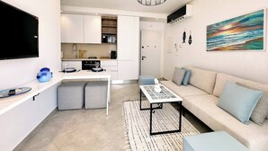 Eine moderne Wohnung mit Küche, Essbereich und Wohnzimmer.
