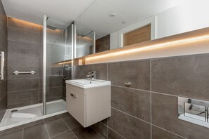 Shower, hair dryer, towels, shampoo - Designer Urban Apartment with City Terrace (Edinburgh)
