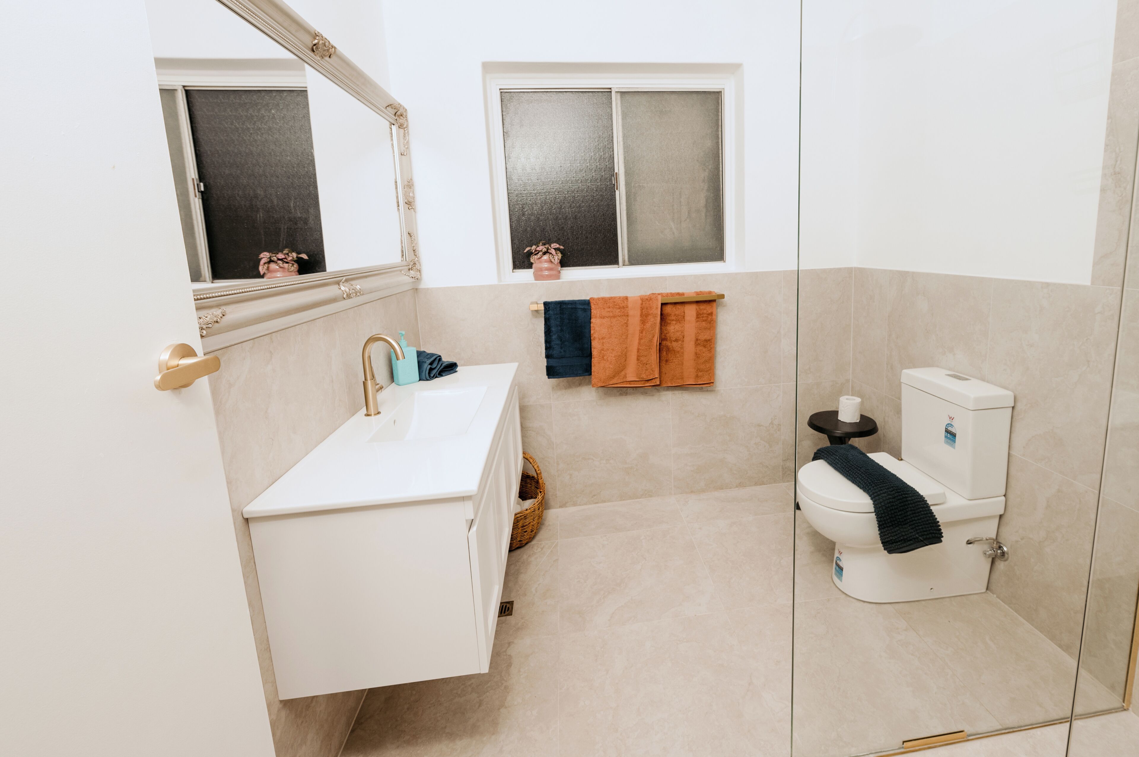 Sèche-cheveux, serviettes fournies, savon, papier toilette