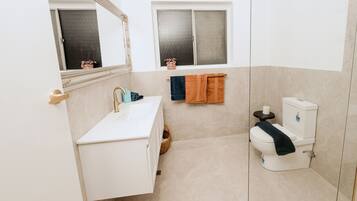 SĂšche-cheveux, serviettes fournies, savon, papier toilette