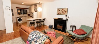 2 bedroom styled apartment with courtyard + playground access.10min to CBD
