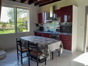 Fridge, microwave, oven, stovetop - Country house 10 minutes from the sea (by car) (Trégomeur)