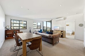 TV, offices - Charming 2BR Apartment Near Canberra’s Attractions (Lyneham)