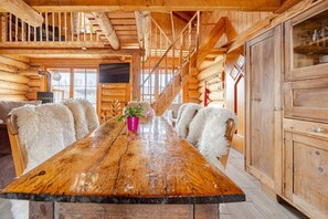 Dining - Cabin 'Naturstammhaus Almhütte' with Mountain View, Private Terrace and Wi-Fi (Klagenfurt am Wörthersee)